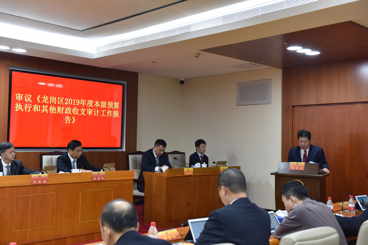 英文军局长向大会报告.jpg