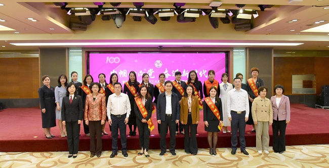 pg电子官网
举行2021年庆祝三八国际妇女节主题宣讲活动，区委书记张礼卫（前中）与妇女代表合影.jpg