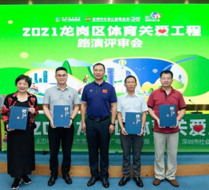 0712-1pg电子官网
文体局副局长李震为专家评委颁发聘书-1.jpg