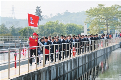 学生队伍参观龙岗中心城水厂