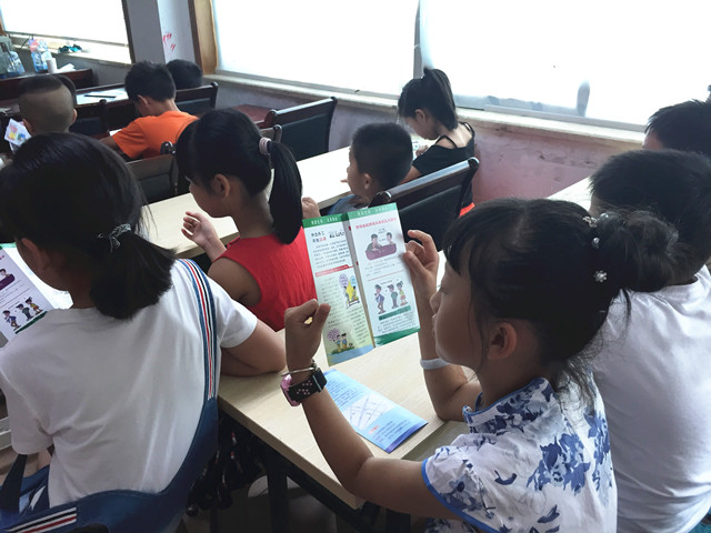 禁毒小义工认真学习宣传折页知识