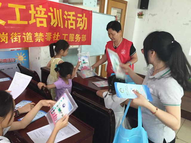 发放禁毒宣传折页