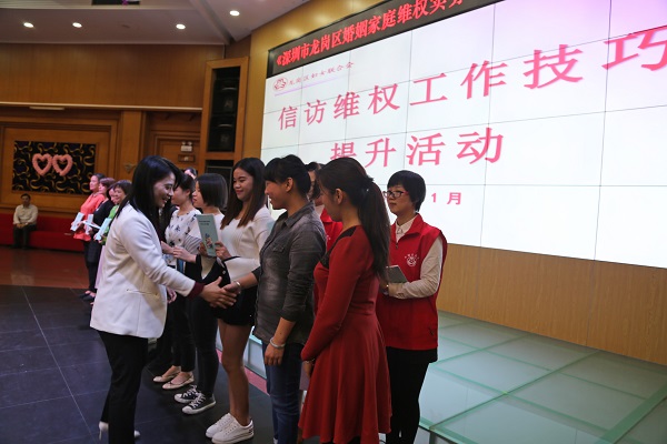 区妇联党组成员李晓霞为街道妇联代表授书
