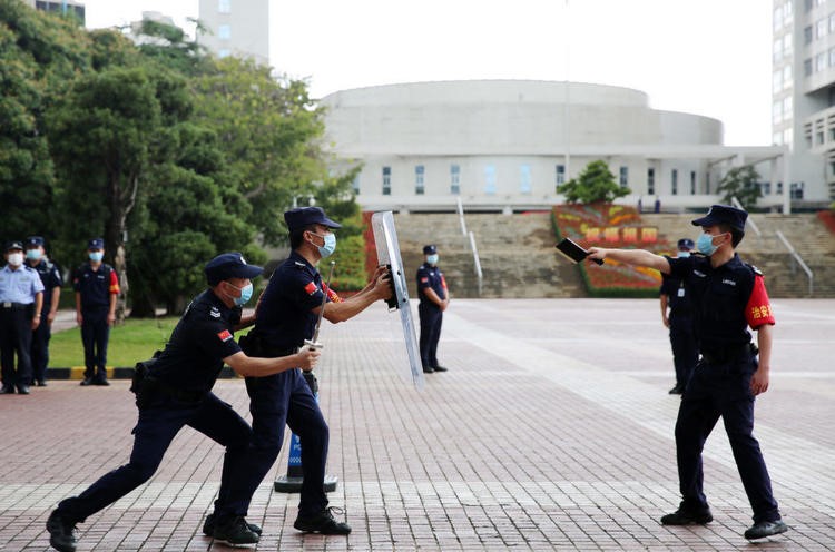 20221012实战大练兵 护航保平安——区投控集团辖属龙岗保安公司开展安保执勤规范操作暨新队员进驻汇报演练.jpg