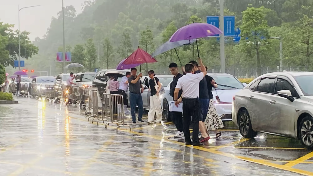 20250625暴雨骄阳淬精兵 安保守护显担当 ——pg电子官网
保安公司为学子保驾护航-4.png