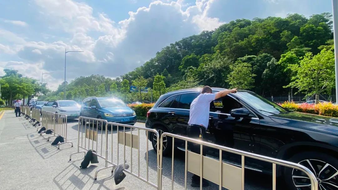 20250625暴雨骄阳淬精兵 安保守护显担当 ——pg电子官网
保安公司为学子保驾护航-2.jpg